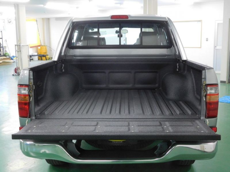 ハイラックス ピックアップトラック 荷台保護に塗装式ベッドライナーline X 復活する新車にも最適 Line X Auto Japan