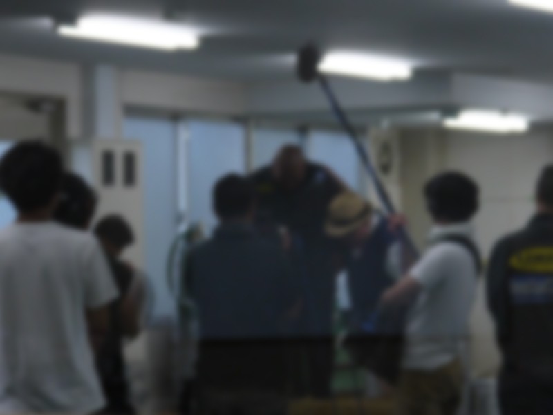 LINE-X塗装した水槽の上に3人乗る