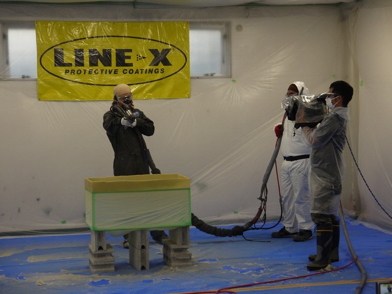 水を張った水槽にLINE-Xを塗装施工シーン フジテレビTV撮影