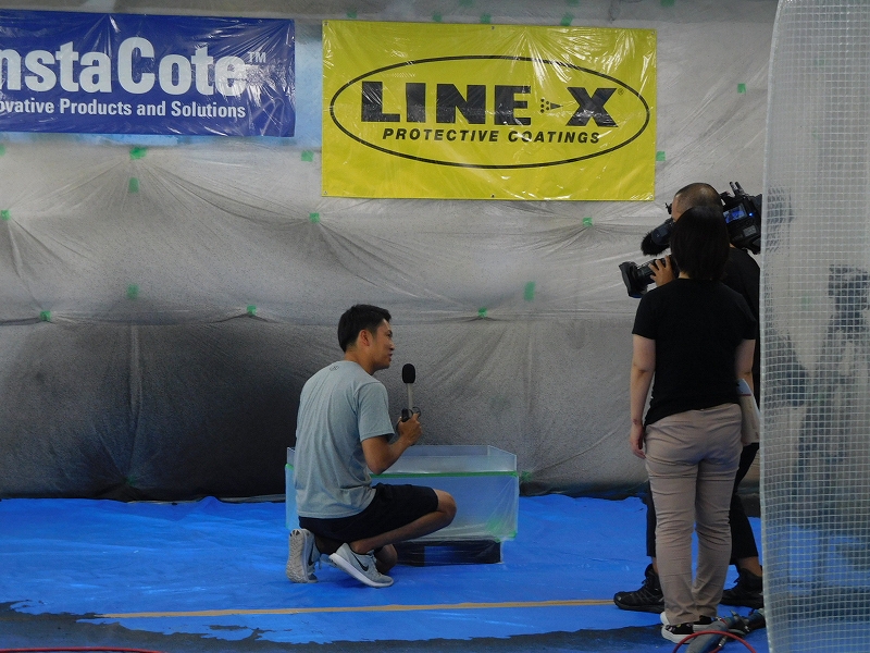 水槽の上にLINE-X塗装（準備中） とくダネ取材班と共に
