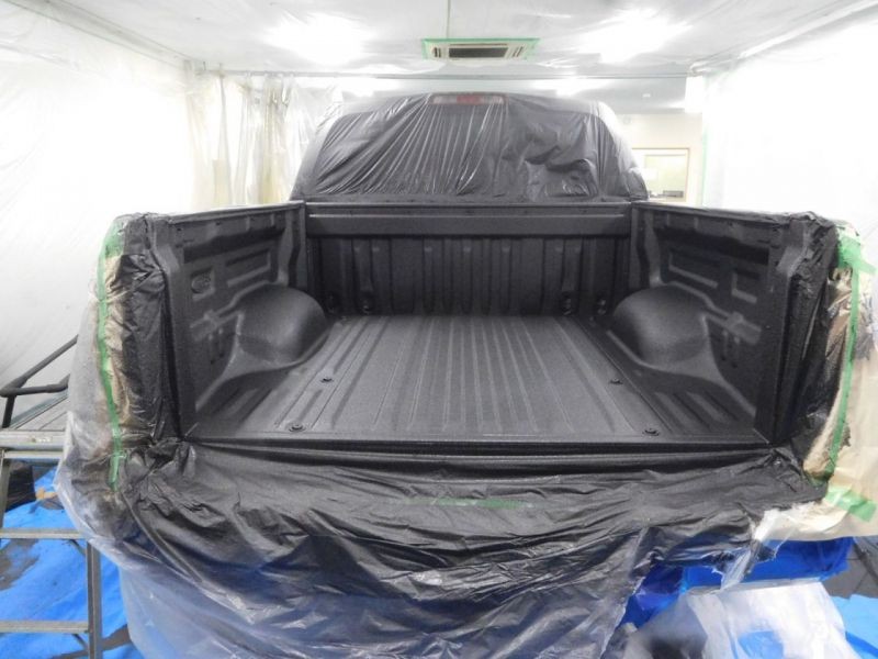 USトヨタのピックアップトラック タンドラの新車をベッドライナー塗装 