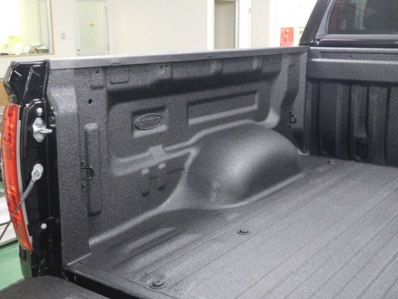 USトヨタのピックアップトラック タンドラの新車をベッドライナー塗装 
