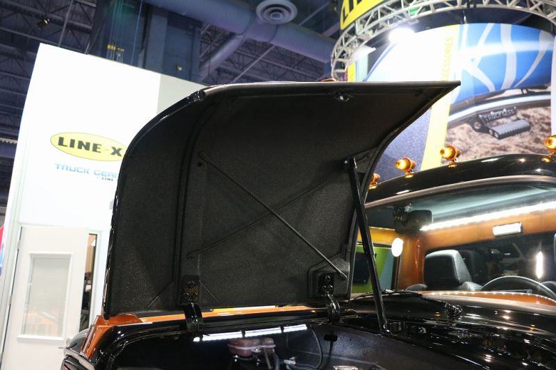 エンジンルーム レストア ダッジ トラック ボンネット内側LINE,X塗装:SEMAショー2017