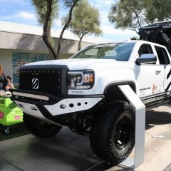 204 GMC ピックアップトラック 荷台にポラリスバギー積載