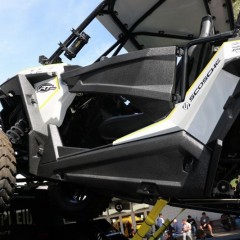 207 GMC ピックアップトラックに積載のポラリスバギー