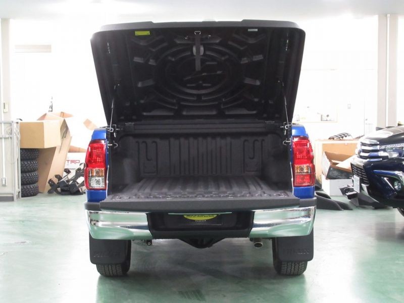 新型ハイラックス 荷台の純正オプション【TRDハードトノカバー付】車両  
