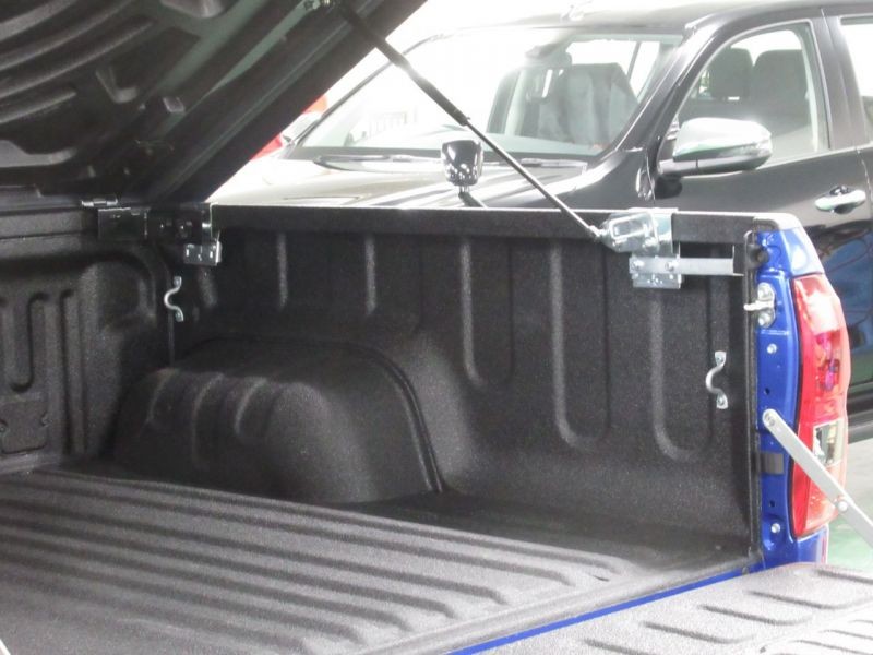 新型ハイラックス 荷台の純正オプション【TRDハードトノカバー付】車両