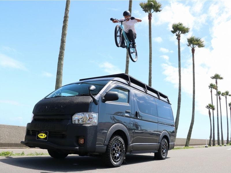 ハイエース200系バンをLINE-Xでカスタム！”自転車が飛び乗る”トライアルバイクショー仕様のハイエース！