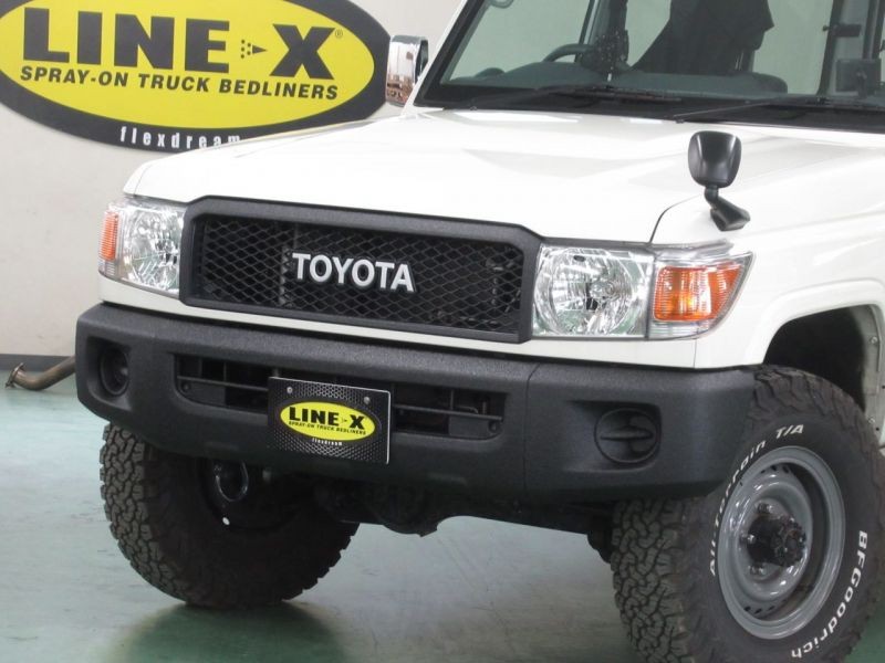 復刻版ランクル70バンgrj76 オーバーフェンダーを外したレトロでワイルドなネオクラシックカスタムにline X塗装が良く似合う Line X Auto Japan