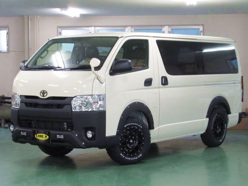 新車200系ハイエースの特注カラー「ライトイエロー」をベースにオフロード仕様にLINE-Xカスタム！